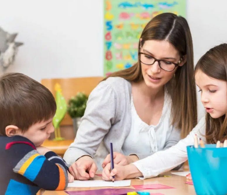 Homme En Chemise Boutonnée Blanche Portant Des Lunettes De Soleil Noires